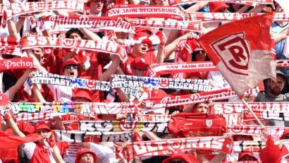 Bild: dpa
Fans des SSV Jahn Regensburg.