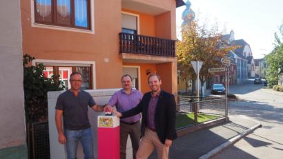 Bild: gz
Der Regionalmanager Enrico Delfino von der Deutschen Telekom zündet gemeinsam mit zweiten Bürgermeister Georg Zierer und dem Datenbeauftragten Stefan Frölich (von rechts) von der Gemeinde den Datenturbo.