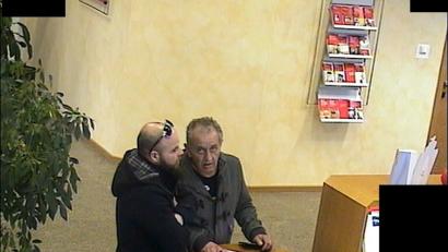 Bild: Polizei Weiden
Die Polizei bittet um Hinweise zur Identität von zwei Männern, die in Weiden über 10.000 Euro ergaunerten.