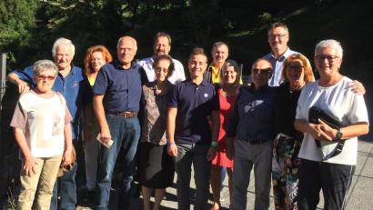 Bild: exb
Gäste aus Stulln besuchten die Familie Zappa in Brozzo, darunter befand sich auch Bürgermeister Hans Prechtl. Mattia (vorne Mitte), der Enkel der Familie Zappa, steht zwischen seinen Großeltern Elide und Italo.