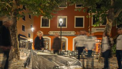 Bild: exb/ Amberger Künstlerkollektiv
Protestaktion gegen AfD-Versammlung: Amberger Künstler verhüllen in der Nacht zum Donnerstag zehn Kunstwerke in der Stadt.