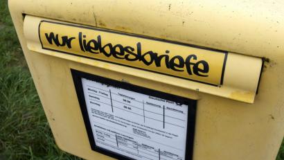 Bild: Petra Hartl
Entdeckt in Hahnbach von unserer Leserin Lisa Graf: Ein Briefkasten für Leute mit Herz. Und mit Humor.