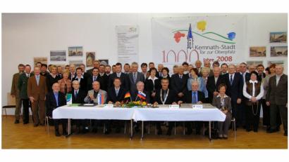 Bild: exb
Zusammen mit Ehrenbürger und Altbürgermeister Peter Prechtl, Ehrenbürger Hans Vitzthum. Ehrenbürger und Altbürgermeister Rudolf Ponnath (sitzend von links), Franz Eckart (sitzend, Fünfter von links) und Elisabeth Nickl besiegeln zweiter Bürgermeister Josef Krauß, Rathauschef Werner Nickl (sitzend von rechts) sowie Stadtdirektor Branko Omahne (sitzend, Vierter von links) 2008 die Partnerschaft zwischen Zagorje ob Savi und Kemnath.