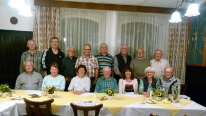 Bild: rn
Josef Mittelmeier (Mitte sitzend) freut sich über die gute Resonanz, die sein Aufruf zum Ehemaligentreffen fand.