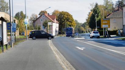 Bild: Stephan Huber
Trotz einiger kritischer Stimmen genehmigt der Hirschauer Stadtrat Bushaltestellen in der Georg-Schiffer-Straße – wenn auch vorerst nur auf Probe. In unmittelbarer Nähe sind die Ausfahrt des neuen Edeka-Markts (links), die Abzweigung nach Weiher (rechts) mit Querungshilfe für Fußgänger und Radler sowie ein Geh- und Radweg.