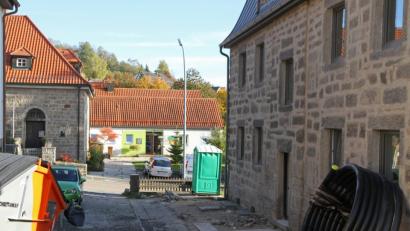 Bild: nm
Die zwischen dem mächtigen Granitgebäude der Gemeinde (rechts), dem Theresienheim (links) und dem Kindergarten (Mitte) durchführende Staatsstraße ist für einen Tag unpassierbar.