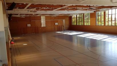 Bild: dob
Die Dreifachturnhalle ist in die Jahre gekommen und durch die intensive Nutzung der Sportvereine sind Gebrauchsspuren erkennbar. Die Stadt schnürt deshalb ein Paket zur Generalsanierung.