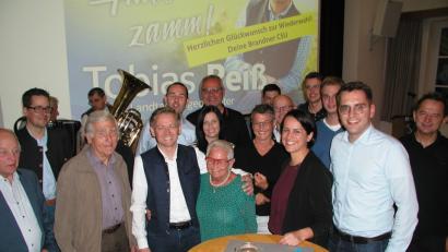 Bild: ld
Anhänger und Freunde kommen nach Brand, um mit Landtagsabgeordnetem Tobias Reiß dessen Wiederwahl zu feiern.