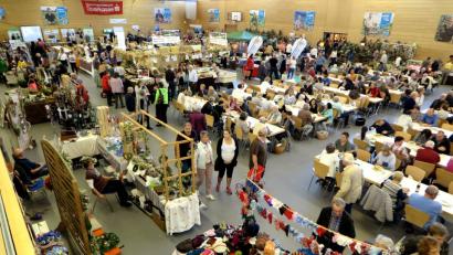 Bild: Hirsch
Der Erntedank-Bauernmarkt im Sportpark Schwarzenfeld erwies sich wieder als Besuchermagnet. In der Mitte der Halle war genügend Platz zum Brotzeitmachen. Um die Tische herum postierten sich die Händler mit ihren Ständen.