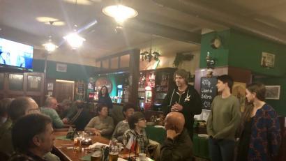 Bild: eib
Brauereibesitzer Filip Miller (stehend in der Mitte) macht den Gästen beim Deutsch-Tschechischen Stammtisch seine Braukunst schmackhaft. Die Europäische Freiwillige Marie Eliášová und CeBB-Praktikantin Silvie Burešová (rechts) assistieren beim Ausschenken..