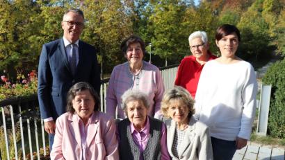 Bild: Stadt Tirschenreuth
Jubilarin Romana Spada ((sitzend, Mitte) mit ihren Töchtern Gertrud (links), Dagmar (rechts) und Karin (stehend, Mitte) sowie Bürgermeister Franz Stahl, Pflegedienstleiterin Kerstin Mois (stehend, rechts) und Gisela Turnwald von der Hausverwaltung.