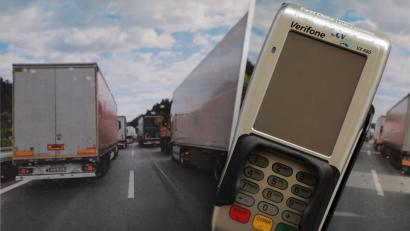 Bild: Wolfgang Steinbacher
Wer die Rettungsgasse nicht bildet, Rettungskräfte behindert oder gar gefährdet, wird kräftig zur Kasse gebeten: Die Verkehrspolizei hat sogar ein mobiles Gerät für die Bezahlung mit EC-Karte.