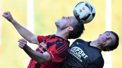 Bild: Büttner
Ein packendes Kopfballduell lieferten sich Andre Bertelshofer (links) vom SC Luhe-Wildenau und der Riedener Tobias Dobler in dieser Szene. Im Spitzenspiel der Kreisliga Süd gab es keinen Sieger, auch wenn es bis kurz vor Schluss danach aussah