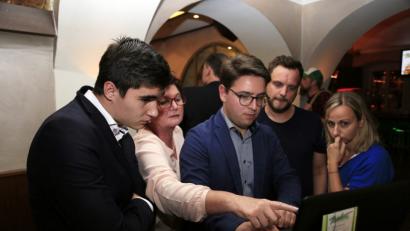 Bild: Hösamer
SPD-Direktkandidat Peter Wein (Mitte) studiert mit einigen Genossen seine Ergebnisse im Stimmkreis. Die Enttäuschung ist riesig.