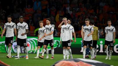 Bild: agentur_dpa
Bedröppelt schlichen die DFB-Kicker nach der Blamage in Amsterdam vom Feld.