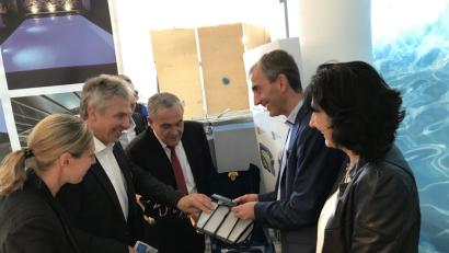 Bild: eig
Den Pool reinigt heute ein Roboter; Oberbürgermeister Kurt Seggewiß (Mitte), Messeleiter Gunnar von Grawert-May und Verlegerin Viola Vogelsang-Reichl (links) lassen sich von Reinhard und Gabi Mathy (aquavariapools, rechts) den Roboter erklären.