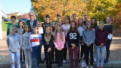 Bild: dob
Diese Mittelschüler erbrachten Gold-Leistungen beim Sportwettbewerb zum deutschen Sportabzeichen. Die bisherige Sportbeauftragte Dagmar Heine (links) verstand es ausgezeichnet, die Schüler zu Höchstleistungen zu motivieren. Rektor Alfons Raab (hinten, Zweiter von links) hatte bei der Verleihung viel Lob für seine Schüler übrig.
