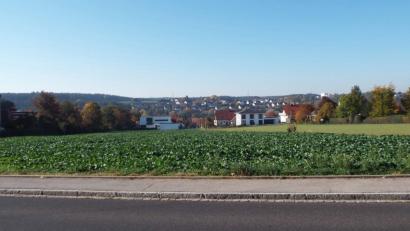 Bild: e
Die Fläche zwischen Rathaus und AWO-Seniorenheim ist nicht mehr lange ein Acker. Die Planungen für den Seniorenwohnpark am Rathaus sind in einer konkreten Phase. Demnach entsteht das Wohn- und Geschäftsquartier zwischen der Zeilenstraße (rechts neben dem AWO-Seniorenheim) und Schulstraße (Vordergrund) entlang des Rathauses (links) Richtung Vilstalstraße