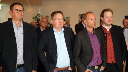Bild: Wolfgang Steinbacher
Die 18-Uhr-Prognose von 35,5 Prozent für die CSU sorgt bei der Wahlparty im ACC für lange Gesichter (von links): Stadtrat Rupert Natter, OB Michael Cerny, Landtags-Listenkandidat Thomas Bärthlein und Bezirkstag-Listenkandidat Henner Wasmuth.