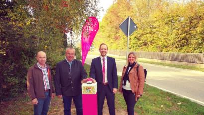 Bild: Dobler
Enrico Delfino (Zweiter von rechts) von der Telekom Deutschland freute sich mit Bürgermeister Josef Deichl (Zweiter von links) und den Mitarbeitern in der Gemeindeverwaltung Martin Janz (links) und Ramona Baar (rechts) über den Ausbau des Internet-Breitbands in Schmidgaden. Ein symbolischer Buzzer-Druck signalisierte die Fertigstellung der Arbeiten.