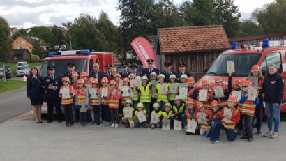 Bild: slh
Über 30 Buben und Mädchen absolvierten die Kinderflamme. Dazu gratulierten die Feuerwehrspitze des Landkreises und Bürgermeister Richard Tischler.