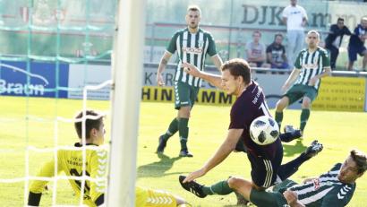 Bild: Hubert Ziegler
Der Ammerthaler Stürmer Ralf Egeter (Mitte) wird vor dem Tor des Großbardorfer Torhüters Julian Schneider (links) von Innenverteidiger Marcel Röder im letzten Augenblick am Torschuss gehindert.
