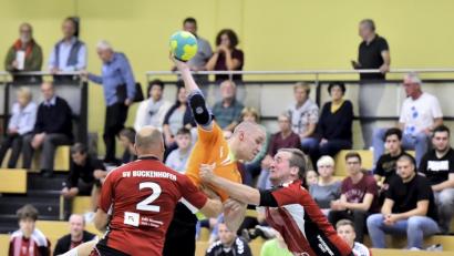 Bild: Hubert Ziegler
Die Buckenhofener Christoph Summerer (links) und Björn Schwarz nehmen den wuchtigen Amberger Rückraumspieler David Zilak (Mitte) beim Torwurf in die Zange