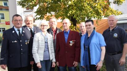 Bild: frd
Zweite Bürgermeisterin Christa Zapf (Dritte von links) und Vereinsabordnungen von der Feuerwehr, vom VdK und von der KSK Oberviechtach kamen, um dem „Gustl“ (vorne Bildmitte) zum 80. Geburtstag zu gratulieren.