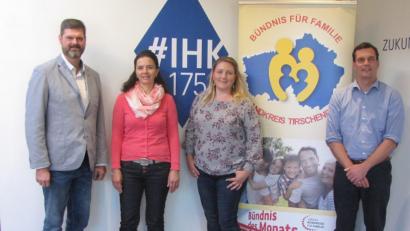 Bild: exb
Mitglieder der Arbeitsgruppe Familie und Arbeitswelt zu Besuch bei der IHK Weiden. Von links: Wolfgang Prebeck, Karin Hauser-Dötterl, Sabine Frank, Florian Rieder.