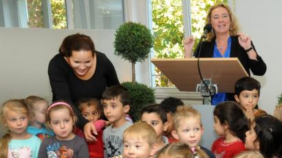 Bild: Stephan Huber
Mit erhobenen Händen scheint Familienministerin Kerstin Schreyer (hinten rechts) den Kinderchor des Marienheims zu dirigieren. Tut sie nicht, aber sie gibt den Takt für die Arbeit des neuen Zentrums für Medienkompetenz in der Frühpädagogik vor und kommt nach der Unterzeichnung der Gründungsurkunde erneut nach Amberg, um die Einrichtung offiziell zu eröffnen.