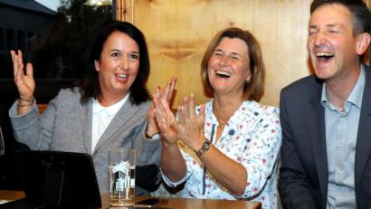 Bild: Stephan Huber
Direktkandidatin Alexandra Sitter, Listenvertreterin Doris Lehnerer und Amberg-Sulzbachs FW-Kreischef Albert Geitner (von links) beklatschen freudig lachend das FW-Resultat.