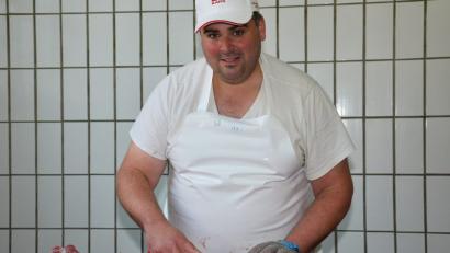 Bild: fjo
„Zerwirken“ heißt im Fachjargon das Zerlegen von Wildbret. Christian Enderlein vom Hartwichshof ist Metzger und Jäger zugleich und gilt als Experte auf diesem Gebiet.