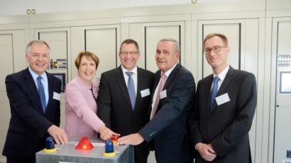 Bild: Gabi Schönberger
Drei neue Verdichtereinheiten in Rothenstadt. Man trage "eine gemeinsame Verantwortung für einen zusammenwachsenden Gasmarkt", findet Nicolas Delaporte, hier zusammen mit Annette Karl, Jörg Bergmann, Kurt Seggewiß und Jochen Schäfer.