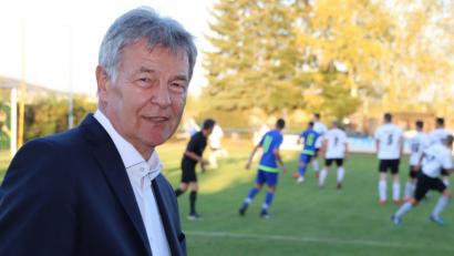 Bild: Thomas Dobler
Auch wenn das Fußball-Team aus Joachim Hanischs Heimatgemeinde Bruck (in weißen Trikots) am Wahltag in Schwandorf 1:4 verloren hat, ein paar Minuten später war die Welt für den Landtagskandidaten der Freien Wähler wieder in Ordnung. Die ersten Hochrechnungen sahen nämlich seine politische Gruppierung bei fast zwölf Prozent. Ob er selbst wieder in das Maximilianeum einzieht war am Sonntag noch nicht klar, aber wahrscheinlich.