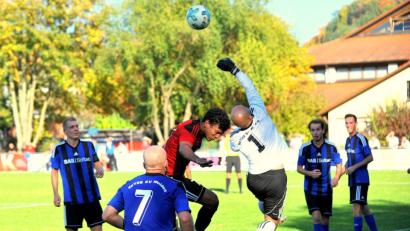 Bild: Franken
SpVgg-SV-Torwart Matthias Götz stand mehrfach im Mittelpunkt und entschärfte auch einen Elfmeter. Bei den beiden Gegentoren die zur 0:2-Niederlage führten, war aber auch er machtlos.