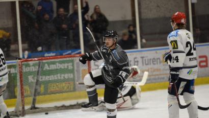 Bild: brü
Kevin Schmitt musste wegen einer Risswunde am Auge im Krankenhaus verarztet werden musste. Im letzten Drittel war er dann wieder dabei.