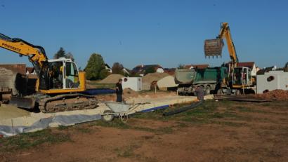 Bild: gf
Im Baugebiet Auf der Höhe in Witzlhof geht es mit der Erschließung zügig voran. Wenn das Wetter mitspielt, können die ersten Häuslebauer im Sommer 2019 mit der Errichtung ihres Eigenheims anfangen.
