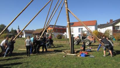 Bild: sck
Mit reiner Muskelkraft hieven die Michelfelder ihren Kirwabaum in die Senkrechte.