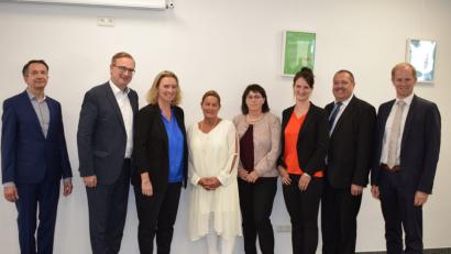 Bild: bnr
Auf Einladung von MdL Alexander Flierl (Zweiter von links) besuchte die Bayerische Sozialminsterin MdL Kerstin Schreyer (Dritte von links) die Dr. Loew Soziale Dienstleistungen. Begrüßt wurde sie von der Geschäftsführerin Sandra Loew (Vierte von Links) und DirektorJoachim Rauscher (links). Mit dabei waren von rechts: Bürgermeister Konrad Kiener, Manfred Wendl, Christina Bauer und Marianne Forster (Frauen-Union).