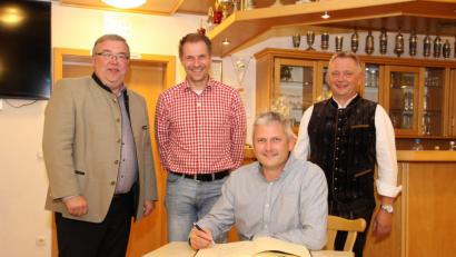 Bild: ffl
Zwei Mitglieder der Ehenbachtaler Schützen Holzhammer tragen sich ins goldene Buch der Stadt Schnaittenbach ein (von links): Bürgermeister Josef Reindl, Ferdinand Stipberger, Markus Ulrich und Schützenmeister Hans-Jürgen Ulrich