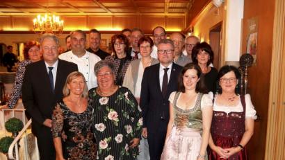 Bild: mfh
Die Schlemmerwirte mit Bürgermeister und Landrat im Gruppenbild: Sie laden heuer zu den 30. Wochen dieser Art ein.