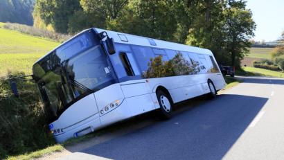 Bild: Hösamer
Freitagmittag gegen 13.30 Uhr kommt in Wiefelsdorf ein Schulbus von der Straße ab. Ein Mädchen wird leicht verletzt.