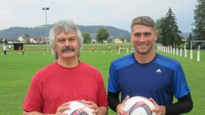 Bild: mr
Wolfgang Hesl (rechts) und sein einstiger Förderer in der Jugendzeit, Günter Kohl. Der ehemalige Bayernliga-Torwart verfolgt den Werdegang seines Schützlings ganz genau.