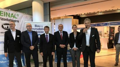 Bild: eig
Startschuss für die Bau- und Immobilienmesse: Messeleiter Gunnar von Grawert-May, Verlegerin Viola Vogelsang-Reichl, Oberbürgermeister Kurt Seggewiß, Bürgermeister Jens Meyer, Matthias Rösch (etz Nordoberpfalz), Johannes Häring (Max-Reger-Halle), von rechts.