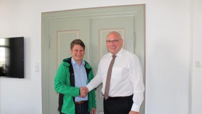 Bild: exb
Dr. Benjamin Zeitler (links) und Oliver Weigel machten schnell Nägel mit Köpfen: In vier Wochen fanden sie einen neuen Ort für das Ferienprogramm. Foto: Bri Gsch