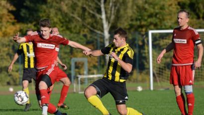 Bild: ham
Sportfreund Andreas Lottner (gestreiftes Trikot) und der Neunburger Benjamin Maier (links) im Zweikampf: Die Weidenthaler stießen mit ihrem Erfolg gegen den FC Neunburg auf Platz drei der Kreisliga West vor.