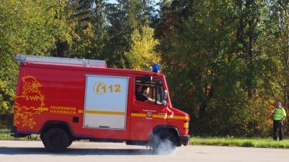 Bild: sön
Bei der sogenannten Büffel-Schlagbremsung – hier ein Tragkraftspritzen-Fahrzeug der Hahnbacher Wehr – qualmen die Vorderreifen und der Kleintransporter geht gewaltig in die Knie.