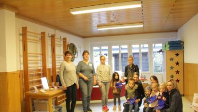 Bild: njn
Stolz präsentieren die Buben und Mädchen ihre selbstbefüllten Brotzeitboxen. Mit auf dem Bild Diplom-Oecotrophologin (FH) Kristina Heinzel-Neumann, Petra Prölß vom Amt für Landwirtschaft Ernährung und Forsten und Kindergartenleiterin Sabine Schöpf-Schreiber.