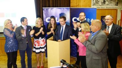 Bild: Gabi Schönberger
Beifall für den neuen CSU-Abgeordneten im Postkellersaal: Stephan Oetzinger (Fünfter von links) holt mit knapp 40 Prozent im Stimmkreis und damit großen Vorsprung das Direktmandat. Der 34-jährige Manteler beerbt Petra Dettenhöfer (Dritte von rechts).