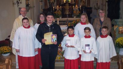 Bild: exb
Pfarrer Herbert Rösl (hinten links), Betreuerin Annemarie Alwang (hinten rechts) und die Ministranten des Gottesdienstes freuen sich über die beiden „Neuen“ Noah Schüller und Lukas Ziereis (Mitte). Andreas Landgraf wurde mit einem Präsent aus dem Dienst verabschiedet.